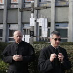 17.10.2018 Kielce. Obchody Międzynarodowego Dnia Walki z Ubóstwem przy Krzyżu Pamięci Zmarłych Bezdomnych. Ks. Jacek Koc i ks. Andrzej Drapała / Jarosław Kubalski / Radio Kielce