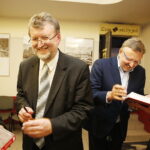 18.10.2018 Kielce. Kino "Moskwa". Promocja książki Macieja Gawlikowskiego i Mirosława Lewandowskiego "Na Szlaku Kadrówek 1981-1989” oraz filmu "Marsz Niepodległości". Mirosław Lewandowski i Maciej Gawlikowski / Jarosław Kubalski / Radio Kielce