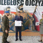 19.10.2018 Kielce. Wiadukt Żelazna. Otwarcie muralu upamiętniającego 100. rocznicę odzyskania niepodległości przez Polskę. Pułkownik Paweł Chabielski,  prezydent Kielc Wojciech Lubawski i wojewoda Agata Wojtyszek / Jarosław Kubalski / Radio Kielce