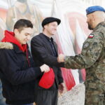 19.10.2018 Kielce. Wiadukt Żelazna. Otwarcie muralu upamiętniającego 100. rocznicę odzyskania niepodległości przez Polskę. Płk. Paweł CHabielski oraz autorzy muralu Karol Patińo i Igor Kowalczyk / Jarosław Kubalski / Radio Kielce