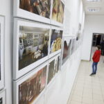 20.10.2018 Ciekoty. Szklany Dom. Wernisaż wystawy zdjęć Wojciecha Walkiewicza z Muzeum Polskiego w Rapperswilu / Jarosław Kubalski / Radio Kielce