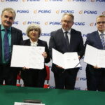 23.10.2018 Kielce. Targi Kielce. Podpisanie umowy przez MPK i PGNiG na budowę stacji paliw gazu ziemnego. Prezydent Kielc Wojciech Lubawski, prezes MPK Elżbieta Śreniawska, prezes PGNiG Obrót Detaliczny Henryk Mucha i wiceprezes PGNiG Obrót Detaliczny Marcin Szczudło / Jarosław Kubalski / Radio Kielce