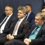 23.10.2018 Kielce. Targi Kielce. Podpisanie umowy przez MPK i PGNiG na budowę stacji paliw gazu ziemnego. Prezes PGNiG Obrót Detaliczny Henryk Mucha, senator Krzysztof Słoń i  prezydent Kielc Wojciech Lubawski / Jarosław Kubalski / Radio Kielce