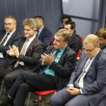 23.10.2018 Kielce. Targi Kielce. Podpisanie umowy przez MPK i PGNiG na budowę stacji paliw gazu ziemnego. Prezes PGNiG Obrót Detaliczny Henryk Mucha, senator Krzysztof Słoń i  prezydent Kielc Wojciech Lubawski i wiceprezes PGNiG Obrót Detaliczny Marcin Szczudło / Jarosław Kubalski / Radio Kielce