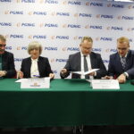 23.10.2018 Kielce. Targi Kielce. Podpisanie umowy przez MPK i PGNiG na budowę stacji paliw gazu ziemnego. Prezydent Kielc Wojciech Lubawski, prezes MPK Elżbieta Śreniawska, prezes PGNiG Obrót Detaliczny Henryk Mucha i wiceprezes PGNiG Obrót Detaliczny Marcin Szczudło / Jarosław Kubalski / Radio Kielce