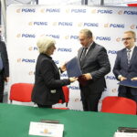 23.10.2018 Kielce. Targi Kielce. Podpisanie umowy przez MPK i PGNiG na budowę stacji paliw gazu ziemnego. Prezydent Kielc Wojciech Lubawski, prezes MPK Elżbieta Śreniawska, prezes PGNiG Obrót Detaliczny Henryk Mucha i wiceprezes PGNiG Obrót Detaliczny Marcin Szczudło / Jarosław Kubalski / Radio Kielce