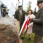 25.10.2018 Kielce. Odsłonięcie obelisku i zasadzenie Dębu Niepodległości na terenie Nadleśnictwa Kielce w 100 rocznicę odzyskania przez Polskę niepodległości. Wojewoda Agata Wojtyszek, Andrzej Matysiak - dyrektor Regionalnej Dyrekcji Lasów Państwowych w Radomiu i Robert Płaski - Nadleśniczy Nadleśnictwa Kielce / Jarosław Kubalski / Radio Kielce