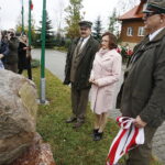 25.10.2018 Kielce. Odsłonięcie obelisku i zasadzenie Dębu Niepodległości na terenie Nadleśnictwa Kielce w 100 rocznicę odzyskania przez Polskę niepodległości. Wojewoda Agata Wojtyszek, Andrzej Matysiak - dyrektor Regionalnej Dyrekcji Lasów Państwowych w Radomiu i Robert Płaski - Nadleśniczy Nadleśnictwa Kielce / Jarosław Kubalski / Radio Kielce