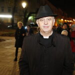 31.10.2018 Kielce. Noc Świętych. Procesja z relikwiami z Kościoła Akademickiego na Cmentarz Stary. Biskup Jan Piotrowski / Jarosław Kubalski / Radio Kielce