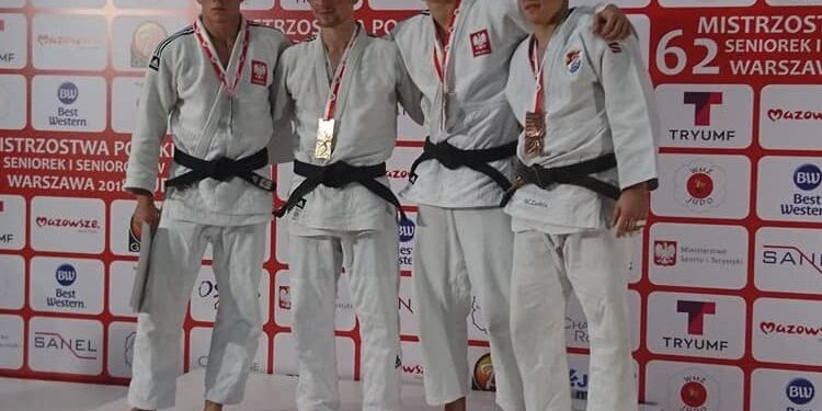 Mateusz Garbacz (pierwszy z lewej) na podium MP seniorów w judo / Facebook/Klub Judo Żak Kielce