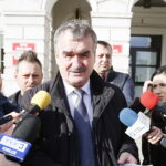 29.10.2018 Kielce. Prezydent Wojciech Lubawski podczas konferencji prasowej przed UM. Z tyłu Sylwia Cedro - Kaczmarczyk, Tomasz Bracichowicz i Patrycja Jedynak / Jarosław Kubalski / Radio Kielce