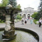 08.07.2017 Busko - Zdrój. Uzdrowisko. Kuracjusze. Fontanna. Park. / Jarosław Kubalski / Radio Kielce