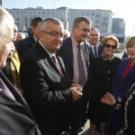 Wizyta ministra infrastruktury Andrzeja Adamczyka w Kielcach. Poseł Bogdan Latosiński, minister Andrzej Adamczyk, prezydent Kielc Wojciech Lubawski, poseł Marek Kwitek, poseł Maria Zuba, poseł Anna Krupka i prezes MPK Elżbieta Śreniawska / Jarosław Kubalski / Radio Kielce