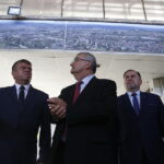 Wizyta ministra infrastruktury Andrzeja Adamczyka w Kielcach. Mieczysław Gebski, minister Andrzej Adamczyk, poseł Marek Kwitek i  Elżbieta Śreniawska - prezes kieleckiego MPK / Jarosław Kubalski / Radio Kielce