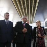 Wizyta ministra infrastruktury Andrzeja Adamczyka w Kielcach. Mieczysław Gebski, minister Andrzej Adamczyk, poseł Marek Kwitek i  Elżbieta Śreniawska - prezes kieleckiego MPK / Jarosław Kubalski / Radio Kielce