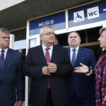 Wizyta ministra infrastruktury Andrzeja Adamczyka w Kielcach. Mieczysław Gebski, minister Andrzej Adamczyk, poseł Marek Kwitek i  Elżbieta Śreniawska - prezes kieleckiego MPK / Jarosław Kubalski / Radio Kielce