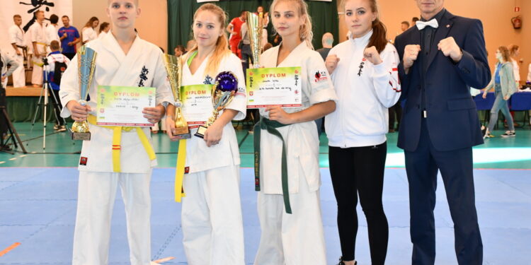 Zawodnicy Klubu Karate Morawica biorący udział w mistrzostwach Europy do lat 16 / KKM Morawica