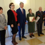 Medale za 50 i więcej wspólnie przeżytych lat parom z gminy Mirzec wręczyła wojewoda świętokrzyski Agata Wojtyszek (pierwsza z prawej). Kazimiera i Daniel Lechowie / Anna Głąb / Radio Kielce