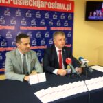 Konferencja dotycząca koncertu Reprezentacyjnego Zespołu Artystycznego Wojska Polskiego. Od lewej Artur Głąb dyrektor senatorskiego biura Jarosława Rusieckiego, senator Jarosław Rusiecki / Emilia Sitarska / Radio Kielce