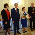 Medale za 50 i więcej wspólnie przeżytych lat parom z gminy Mirzec wręczyła wojewoda świętokrzyski Agata Wojtyszek (pierwsza z prawej). Krystyna i Józef Głowaccy / Anna Głąb / Radio Kielce