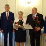 Medale za 50 i więcej wspólnie przeżytych lat parom z gminy Mirzec wręczyła wojewoda świętokrzyski Agata Wojtyszek (pierwsza z prawej). Krystyna i Kazimierz Kucharscy / Anna Głąb / Radio Kielce