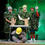 Kielce. Spektakl „Gniazdo” w Teatrze Lalki i Aktora „Kubuś”. Na zdjęciu (od lewej): Andrzej Kuba Sielski, Anna Domalewska, Michał Olszewski. Beata Orłowska - pod stołem / Mateusz Kaczmarczyk / Radio Kielce