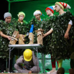 Kielce. Spektakl „Gniazdo” w Teatrze Lalki i Aktora „Kubuś”. Na zdjęciu (od lewej): Andrzej Kuba Sielski, Anna Domalewska, Tomasz Frąszczak, Michał Olszewski, Błażej Twarowski. Beata Orłowska - pod stołem / Mateusz Kaczmarczyk / Radio Kielce