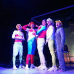 Kielce. Spektakl „Gniazdo” w Teatrze Lalki i Aktora „Kubuś”. Na zdjęciu (od lewej): Błażej Twarowski, Michał Olszewski, Tomasz Frąszczak, Anna Domalewska, Beata Orłowska / Mateusz Kaczmarczyk / Radio Kielce