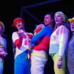 Kielce. Spektakl „Gniazdo” w Teatrze Lalki i Aktora „Kubuś”. Na zdjęciu (od lewej): Błażej Twarowski, Michał Olszewski, Tomasz Frąszczak, Anna Domalewska, Beata Orłowska / Mateusz Kaczmarczyk / Radio Kielce