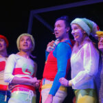 Kielce. Spektakl „Gniazdo” w Teatrze Lalki i Aktora „Kubuś”. Na zdjęciu (od lewej): Michał Olszewski, Błażej Twarowski, Tomasz Frąszczak, Anna Domalewska, Beata Orłowska / Mateusz Kaczmarczyk / Radio Kielce