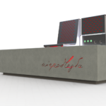 Ławka Niepodległości. Obiekt będzie posiadał rozwiązania ułatwiające użytkownikom dostęp do multimediów, m.in., Wi-Fi i kody QR. Przyciski do odsłuchania nagrań i ładowarkę USB zaprojektowano w siedzisku z nierdzewnej, perforowanej blachy. Projekt pozwala na montaż jednego, dwóch lub większej liczby siedzisk. Ławka będzie podświetlana systemem LED / MON