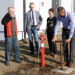 Lesica, gm. Piekoszów. Zakończyła się budowa nowego ujęcia wody. Na zdjęciu: wójt gminy Piekoszów Zbigniew Piątek (pierwszy z prawej) w trakcie uruchomienia ujęcia i wodociągu / Urząd Gminy Piekoszów