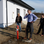 Lesica, gm. Piekoszów. Zakończyła się budowa nowego ujęcia wody. Na zdjęciu: wójt gminy Piekoszów Zbigniew Piątek (w środku) w trakcie uruchomienia ujęcia i wodociągu / Urząd Gminy Piekoszów