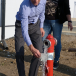 Lesica, gm. Piekoszów. Zakończyła się budowa nowego ujęcia wody. Na zdjęciu: wójt gminy Piekoszów Zbigniew Piątek w trakcie uruchomienia ujęcia i wodociągu / Urząd Gminy Piekoszów