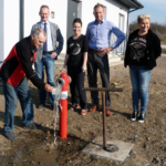 Lesica, gm. Piekoszów. Zakończyła się budowa nowego ujęcia wody. Na zdjęciu: wójt gminy Piekoszów Zbigniew Piątek (drugi z prawej) w trakcie uruchomienia ujęcia i wodociągu / Urząd Gminy Piekoszów