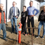 Lesica, gm. Piekoszów. Zakończyła się budowa nowego ujęcia wody. Na zdjęciu: wójt gminy Piekoszów Zbigniew Piątek (drugi z prawej) w trakcie uruchomienia ujęcia i wodociągu / Urząd Gminy Piekoszów