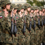 25.9.2015 Kielce. Ślubowanie elewów na pl. Wolności. Moment złożenia przysięgi / Wojciech Habdas / Radio Kielce