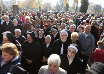 1.11.2015 Kielce. Msza święta na Cmentarzu Nowym. / Wojciech Habdas / Radio Kielce