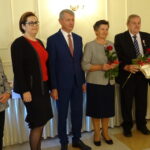Medale za 50 i więcej wspólnie przeżytych lat parom z gminy Mirzec wręczyła wojewoda świętokrzyski Agata Wojtyszek (pierwsza z prawej). Marianna i Stanisław Słykowie / Anna Głąb / Radio Kielce