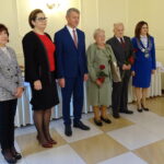 Medale za 50 i więcej wspólnie przeżytych lat parom z gminy Mirzec wręczyła wojewoda świętokrzyski Agata Wojtyszek (pierwsza z prawej). Marianna i Stefan Zatorscy / Anna Głąb / Radio Kielce