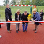 Otwarcie miniboiska na Barwinku. Przecięcie wstęgi / Mateusz Kaczmarczyk / Radio Kielce