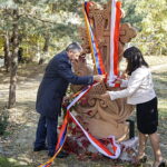 Odsłonięcie chaczkara i wystawa prac uczniów z udziałem ambasadora Armenii w kieleckim Plastyku / Mateusz Kaczmarczyk / Radio Kielce