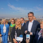 Konferencja PSL z udziałem przewodniczącego Władysława Kosiniaka- Kamysza i kandydatów w wyborach samorządowych. Przemawia Adam Jarubas - marszałek województwa świętokrzyskiego  / Michał Kita / Radio Kielce