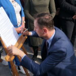 Konferencja PSL z udziałem przewodniczącego Władysława Kosiniaka- Kamysza i kandydatów w wyborach samorządowych. List otwarty podpisuje Władysław Kosiniak - Kamysz - prezes PSL / Michał Kita / Radio Kielce