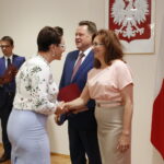 Wręczenie promes na usuwanie skutków klęsk żywiołowych. Jarosław Zieliński, sekretarz stanu w Ministerstwie Spraw Wewnętrznych i Administracji oraz Agata Wojtyszek, wojewoda świętokrzyski wręczają promesy / Marzena Mąkosa / Radio Kielce