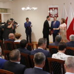 Wręczenie promes na usuwanie skutków klęsk żywiołowych. Jarosław Zieliński, sekretarz stanu w Ministerstwie Spraw Wewnętrznych i Administracji oraz Agata Wojtyszek, wojewoda świętokrzyski wręczają promesy / Marzena Mąkosa / Radio Kielce