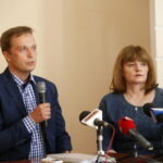 Konferencja prezydenta Kielc Wojciecha Lubawskiego. Na zdjęciu (od lewej): Paweł Kabza - Pełnomocnik Prezydenta ds. Mobilności Miejskiej i Anita Stanisławska - dyrektor wydziału Edukacji, Profilaktyki i Pożytku Publicznego w Urzędzie Miasta Kielce / Marzena Mąkosa / Radio Kielce