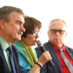 Konferencja prezydenta Kielc Wojciecha Lubawskiego. Na zdjęciu (od lewej): Wojciech Lubawski - prezydent Kielc, Barbara Nowak - skarbnik miasta Kielce i Mieczysław Pastuszko - dyrektor Wydziału Projektów Strukturalnych Urzędu Miasta  / Marzena Mąkosa / Radio Kielce