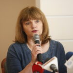 Konferencja prezydenta Kielc Wojciecha Lubawskiego. Na zdjęciu: Anita Stanisławska - dyrektor wydziału Edukacji, Profilaktyki i Pożytku Publicznego w Urzędzie Miasta Kielce / Marzena Mąkosa / Radio Kielce