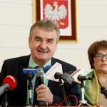 Konferencja prezydenta Kielc Wojciecha Lubawskiego. Na zdjęciu (od lewej): Wojciech Lubawski - prezydent Kielc i Barbara Nowak - skarbnik miasta Kielce / Marzena Mąkosa / Radio Kielce